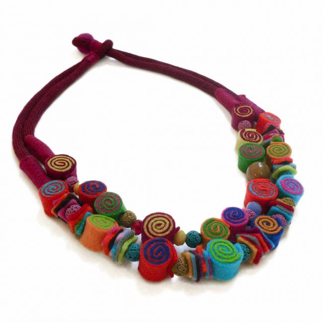 "Felt casual" project is part of the Mixed Media jewelry collecion. The felt jewelry is made with rolled beads in a great variety of colors and styles.